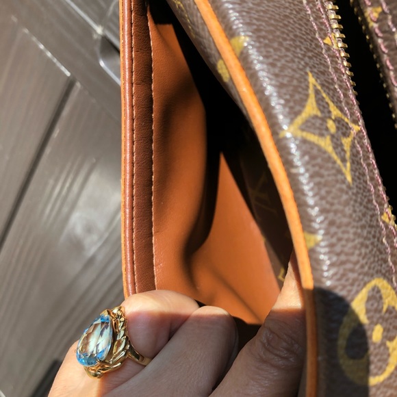 Authentic Louis Vuitton Blois,no peeling with cracking on vachetta strap only. - Picture 11 of 17